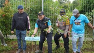 Polres Bogor dan Jurnalis Bogor Bersinergi Tanam Pohon dan Tebar Benih Ikan dalam Gerakan ASRI