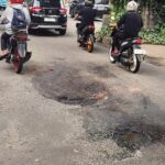 Waspada! Sejumlah Ruas Jalan di Jakarta Selatan Menganga Akibat Hujan