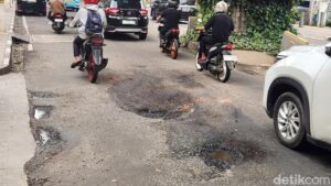 Waspada! Sejumlah Ruas Jalan di Jakarta Selatan Menganga Akibat Hujan
