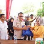 HUT Ke-18 Gerindra: Andre Rosiade Bagikan 65 Ribu Paket Sembako di Sumatera Barat