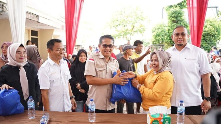 HUT Ke-18 Gerindra: Andre Rosiade Bagikan 65 Ribu Paket Sembako di Sumatera Barat