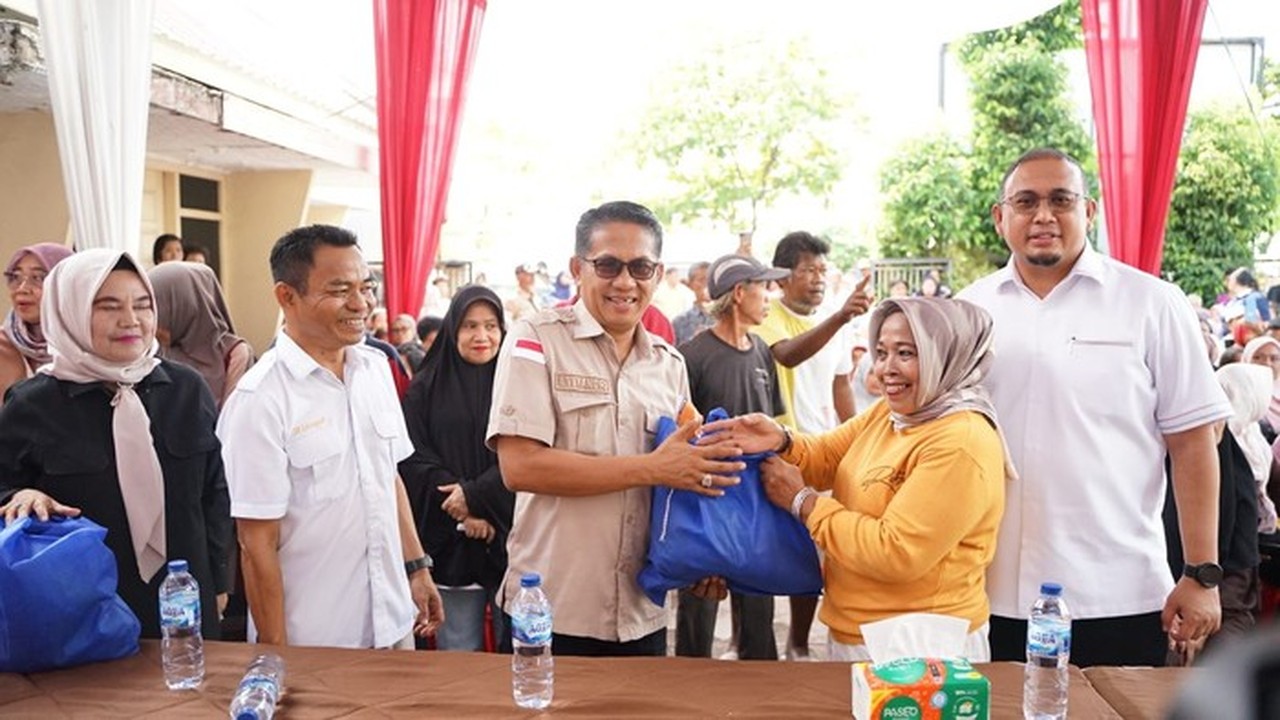 HUT Ke-18 Gerindra: Andre Rosiade Bagikan 65 Ribu Paket Sembako di Sumatera Barat