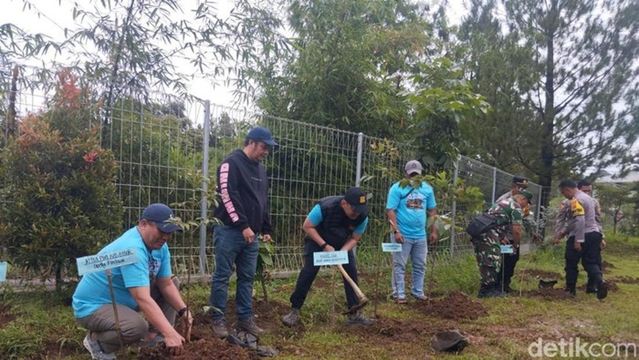 Kapolres Bogor Pimpin Aksi Tanam Pohon dan Tebar Benih Ikan di Sungai Cisadane Jelang HPN