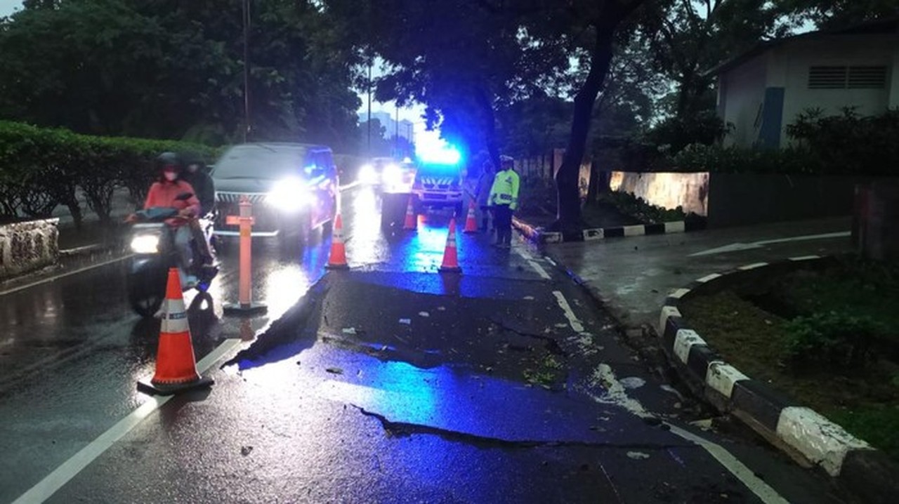 Jalan Pademangan Jakarta Utara Amblas, Lalu Lintas Terpaksa Satu Lajur