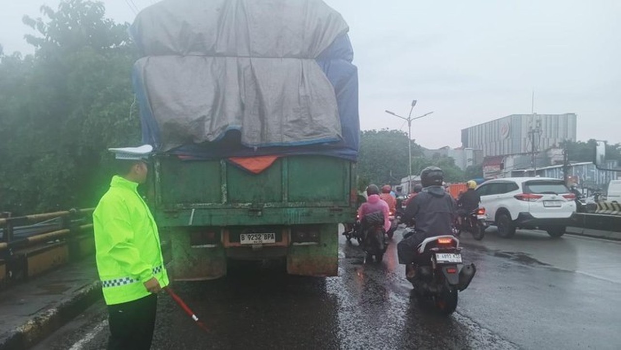 Truk Mogok di Pesing Jakarta Barat Sebabkan Kemacetan Parah Pagi Ini
