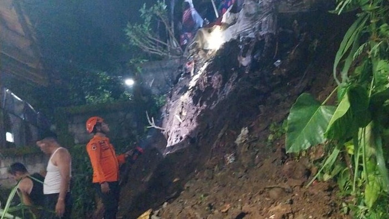 Tebing 15 Meter Longsor di Sukaraja Bogor, 4 Rumah Warga Terancam