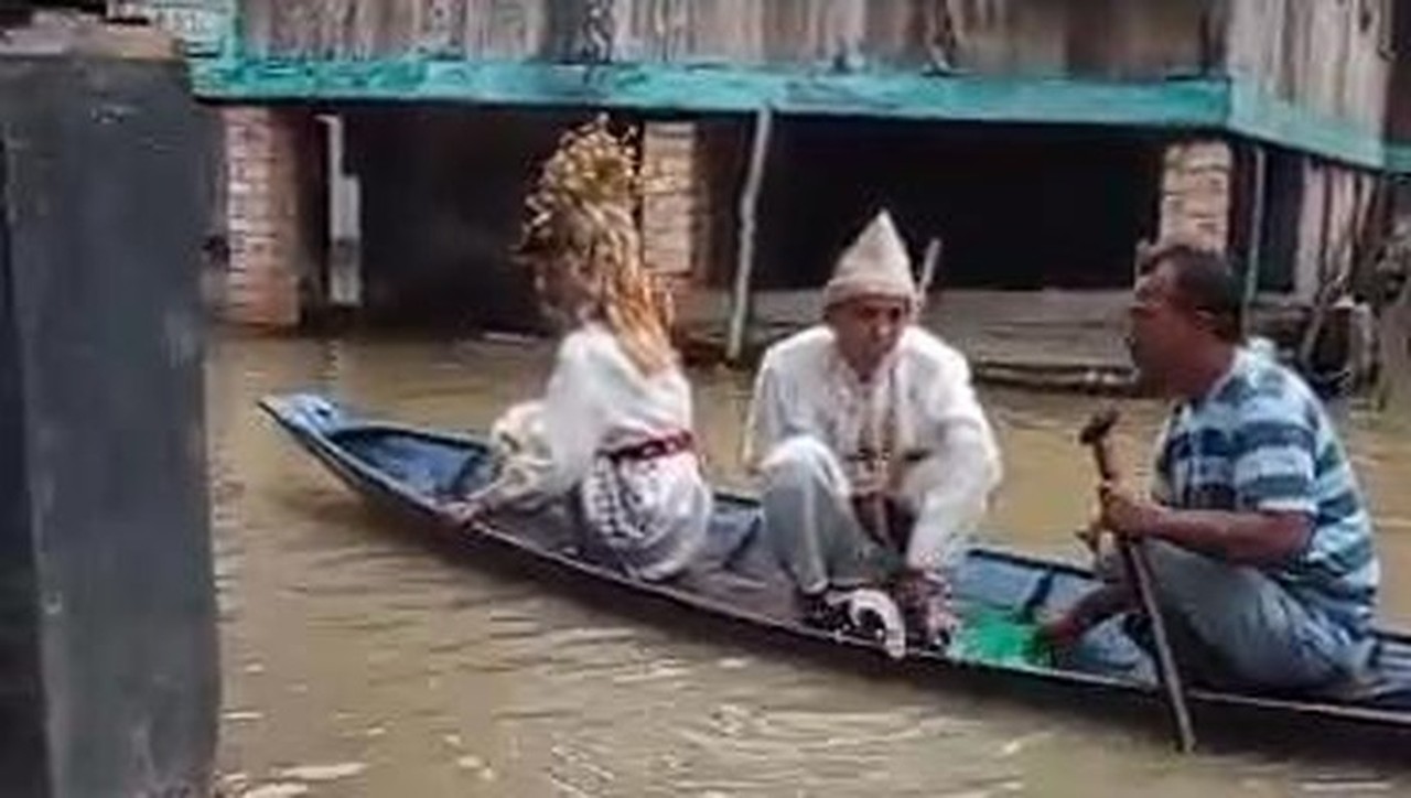 Viral Sepasang Pengantin Di Pali Naik Perahu Menuju Resepsi Pernikahan (foto: Dok. Istimewa/tangkap Layar)