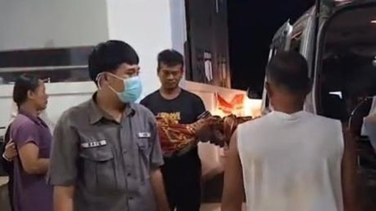 Korban Saat Dibawa Orang Tuanya. (dok. Istimewa/tangkap Layar)