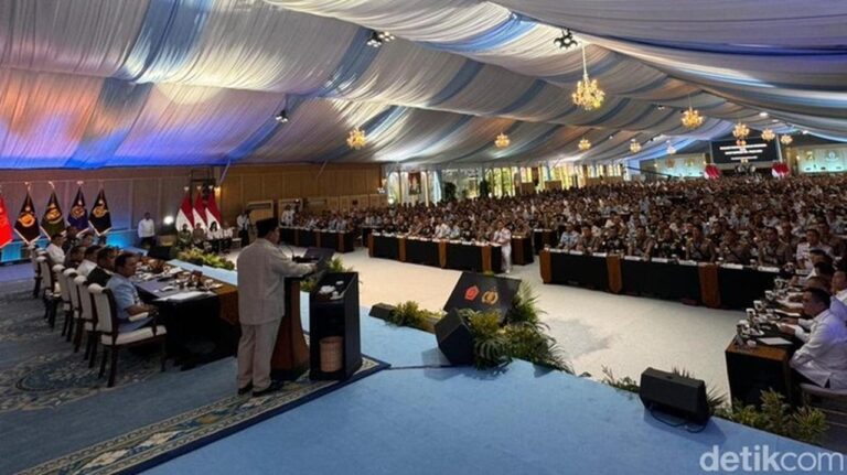 Prabowo Beri Arahan Penguatan Sinergi TNI-Polri di Istana, Evaluasi Kinerja 2025