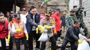 Polisi, TNI, dan Pemkot Jakbar Bersih-bersih Bantaran Kali Mookervart Antisipasi Banjir