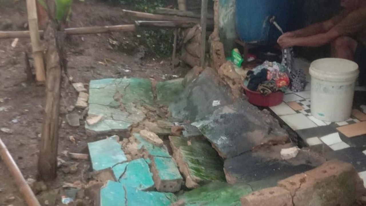 Tembok Rumah Warga di Cijeruk Bogor Ambruk Diterjang Angin Kencang Disertai Hujan Deras