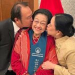 Momen Haru Prananda dan Puan Cium Megawati Usai Terima Gelar Doktor HC di Riyadh