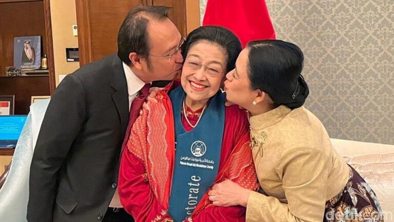 Momen Haru Prananda dan Puan Cium Megawati Usai Terima Gelar Doktor HC di Riyadh