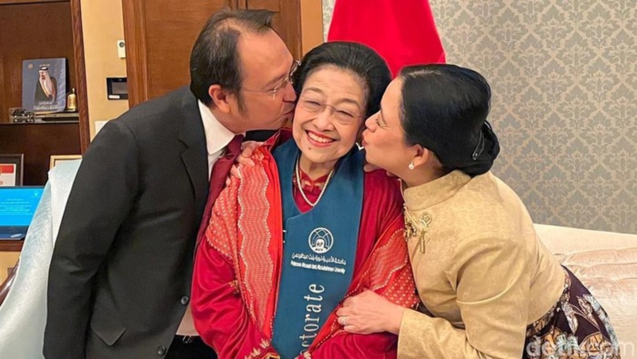 Momen Haru Prananda dan Puan Cium Megawati Usai Terima Gelar Doktor HC di Riyadh