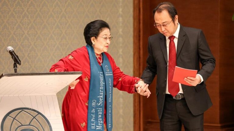 Megawati Menitikkan Air Mata Saat Ceritakan Pimpin Indonesia Keluar Krisis Ekonomi dan Politik