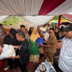 Andre Rosiade Bagikan Ribuan Paket Sembako HUT Gerindra ke Warga Pesisir Selatan