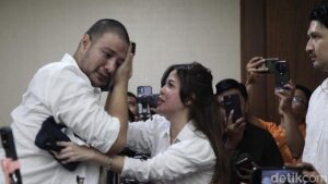 Pacar Setia Dokter Kamelia Tunggui Ammar Zoni Bebas dari Jeruji Besi