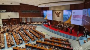 DPR Gelar Paripurna ke-13 Masa Sidang III, 292 Anggota Hadir Langsung