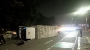 Truk Boks Hilang Kendali, Tabrak Pembatas Jalan dan Terguling di Grogol Petamburan