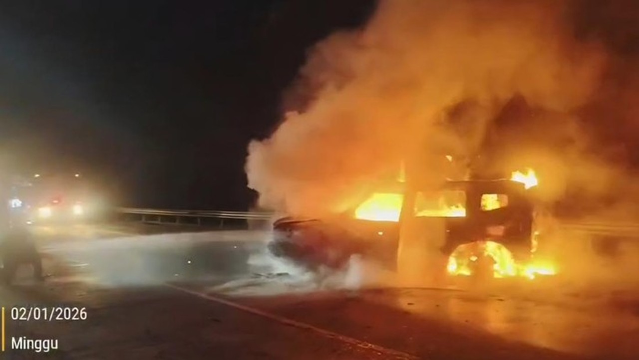 Foto: Mobil Terbakar Di Km 31 Tol Jagorawi Arah Jakarta (dok Damkar Bogor)