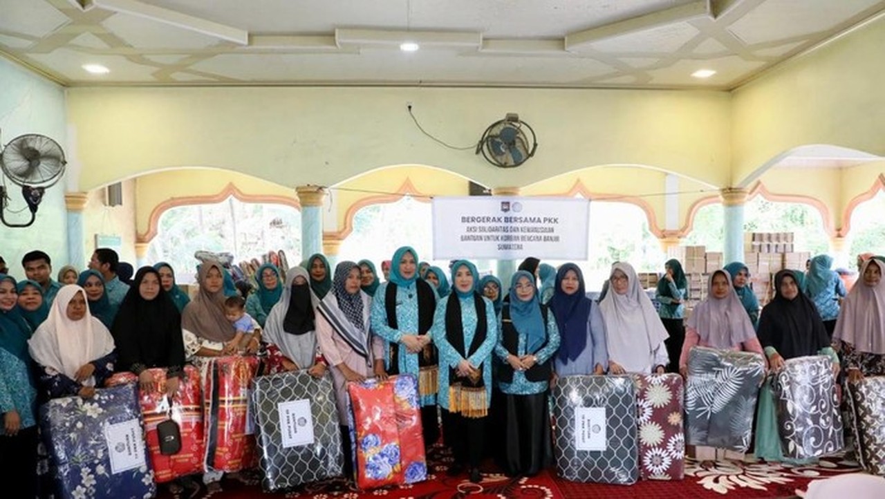 Ketum TP PKK Tri Tito Karnavian Salurkan Bantuan untuk Korban Banjir Bandang di Bireuen