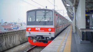 Gerbong KRL Jakarta-Bogor Keluarkan Asap, Ribuan Penumpang Terjebak Macet