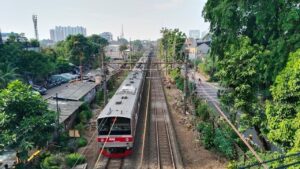 Gangguan KRL Jakarta-Bogor Akibat Asap di Stasiun Universitas Pancasila