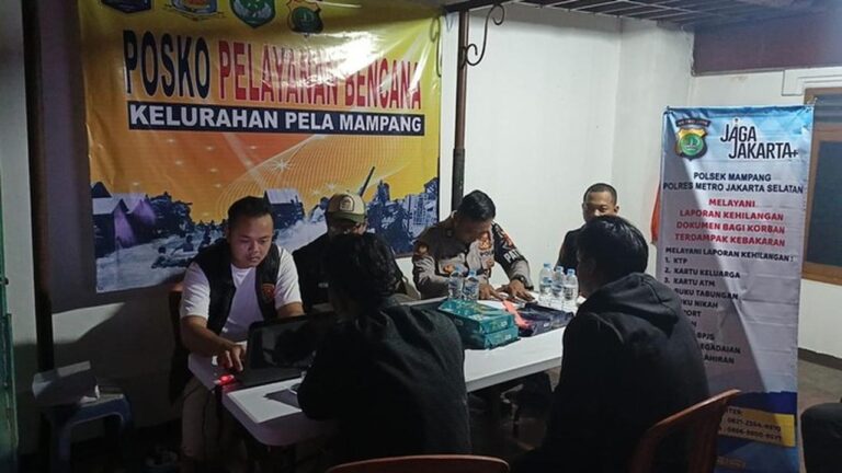 Polisi Buka Posko Bantu Warga Urus Dokumen Hilang Pasca Kebakaran di Mampang