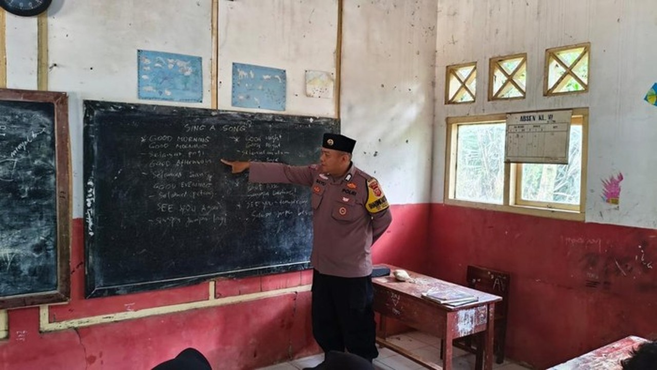 Bripka Bayu Angga Kusumanegara Mengajar Bahasa Inggris Kepada Siswa Madrasah Ibtidaiyah (mi) Al Jihad. (foto: Dok. Istimewa)
