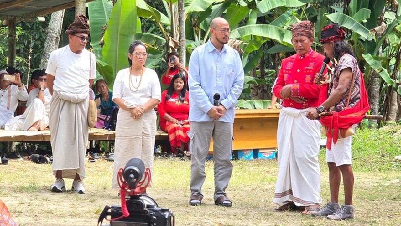 Hakim Adat Toraja Jelaskan Makna Kematian yang Mahal kepada Pandji Pragiwaksono