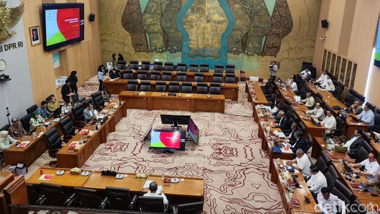 Bahlil Dituding Bohong Soal Lifting Migas, Fraksi PDIP dan Golkar Adu Argumen di DPR