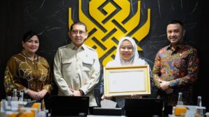 Menbud Fadli Zon Beri Penghargaan Zona Integritas kepada Tiga Satuan Kerja Kementerian Kebudayaan