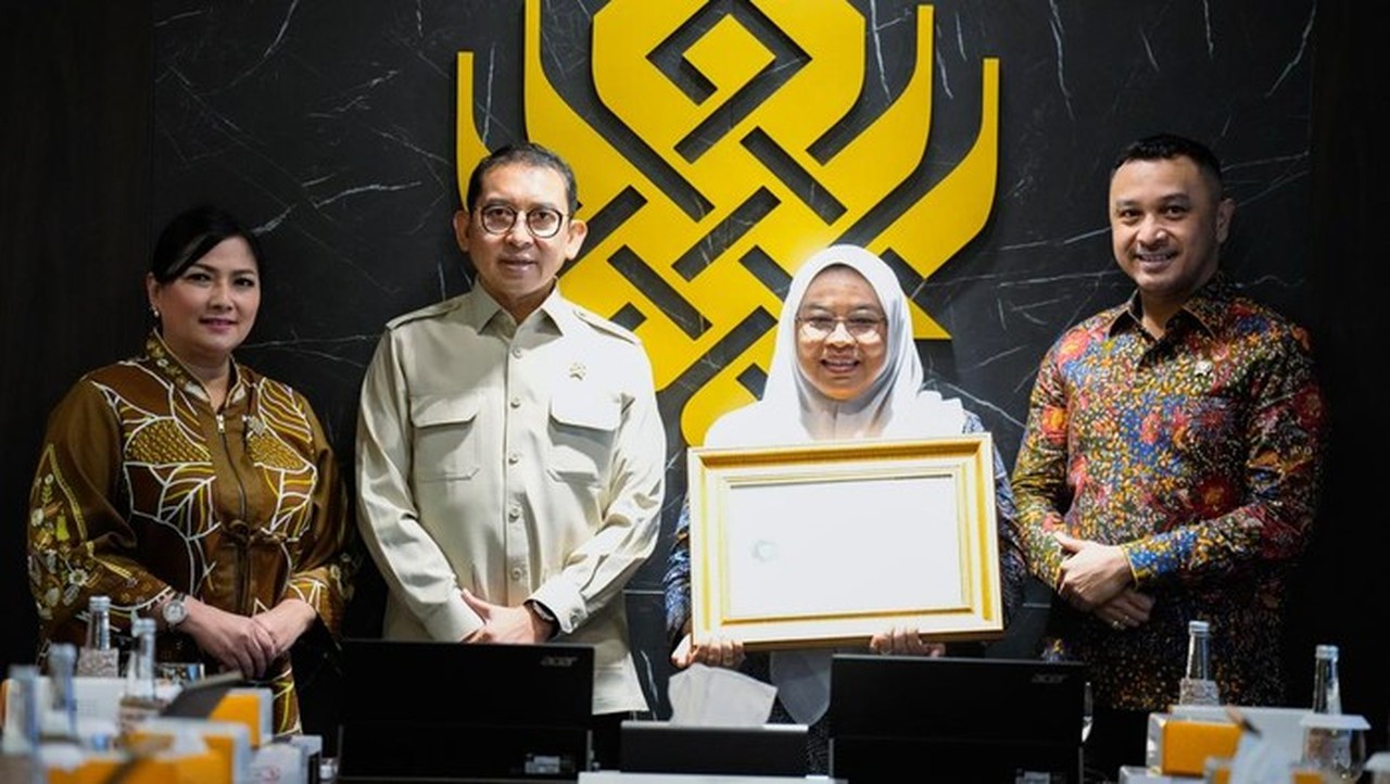 Menbud Fadli Zon Beri Penghargaan Zona Integritas kepada Tiga Satuan Kerja Kementerian Kebudayaan