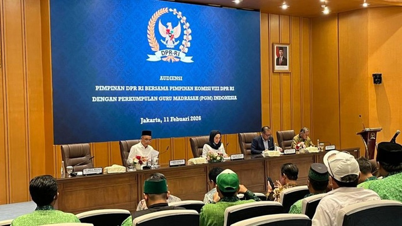 Guru Madrasah Swasta Curhat ke DPR: Tak Bisa Ikut PPPK, Gaji Masih Rp 300 Ribu