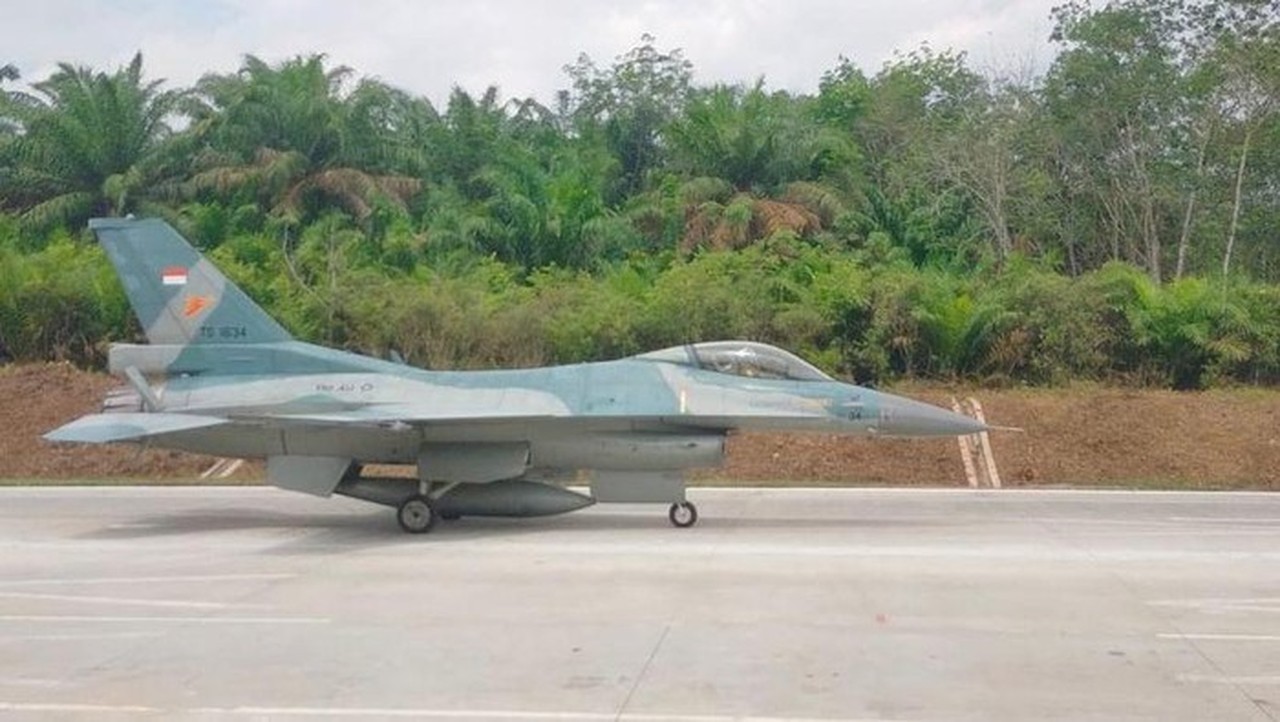 Foto: Pesawat Tempur F 16 Tni Au Menguji Coba Pendaratan Dan Lepas Landas Di Jalan Tol Trans Sumatera. Provinsi Lampung (12/2/2026). (antara/ho Istimewa)