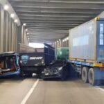 Truk Trailer Seruduk 6 Kendaraan di Underpass Tol Jagorawi, Lalu Lintas Dialihkan