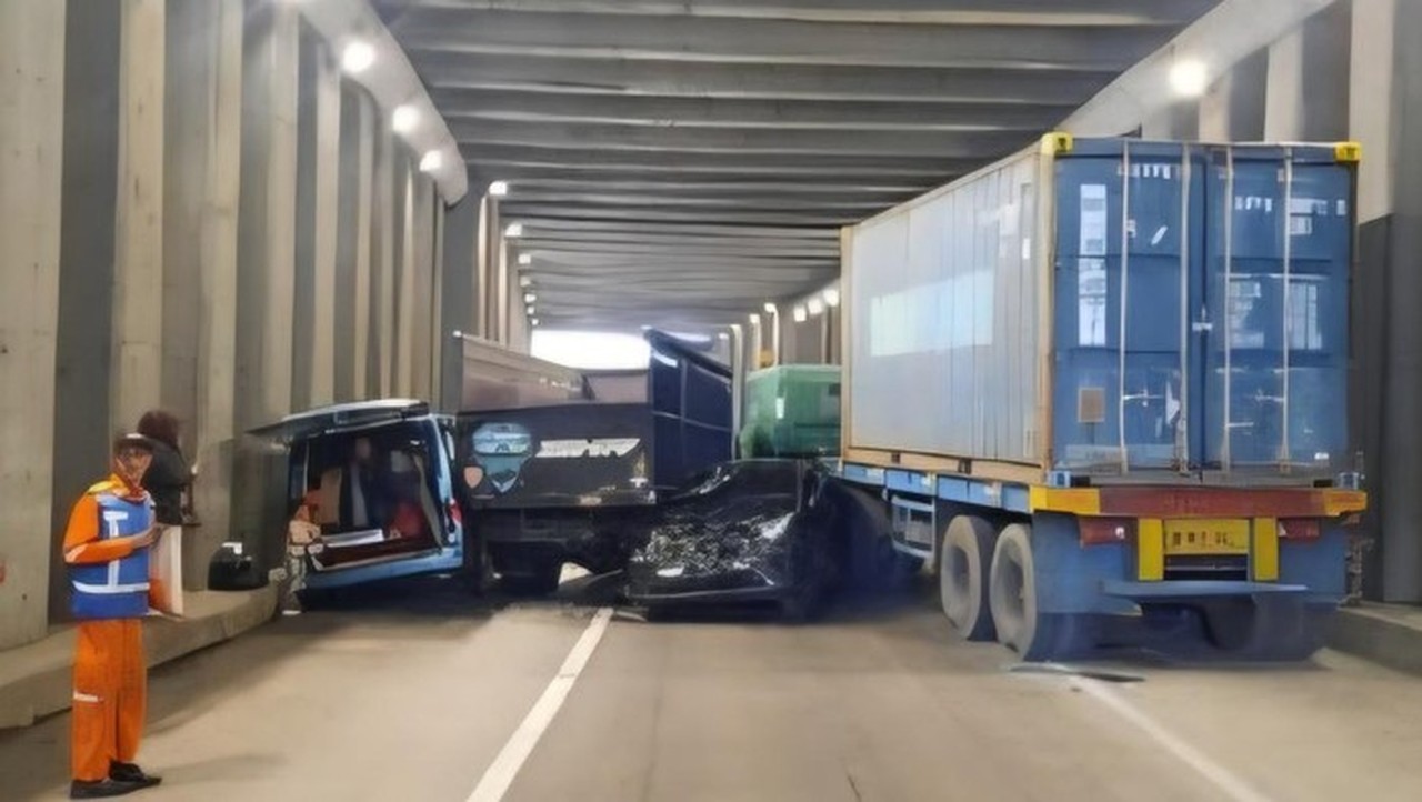 Truk Trailer Seruduk 6 Kendaraan di Underpass Tol Jagorawi, Lalu Lintas Dialihkan