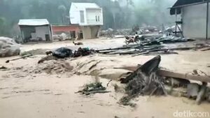 Banjir Bandang Terjang 6 Kecamatan Tapteng, Jembatan Darurat Hanyut Dibawa Arus
