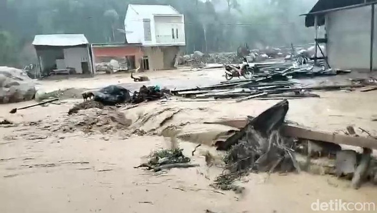 Banjir Bandang Terjang 6 Kecamatan Tapteng, Jembatan Darurat Hanyut Dibawa Arus