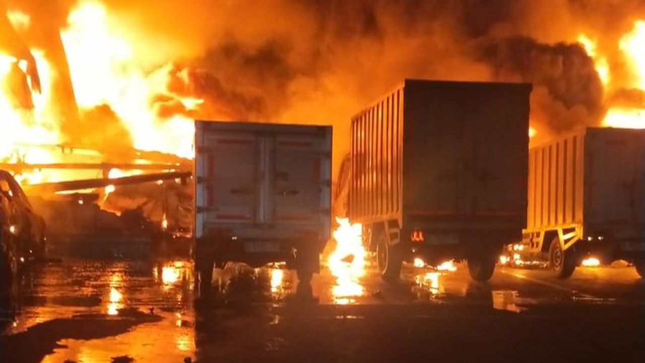 Api Pabrik Cat di Cikupa Tangerang Berhasil Dipadamkan Setelah 9 Jam Perjuangan Petugas Damkar
