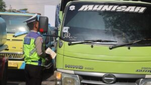 Polresta Serang Tindak Truk ODOL dan Pengendara Tak Berhelm dalam Operasi Keselamatan Maung