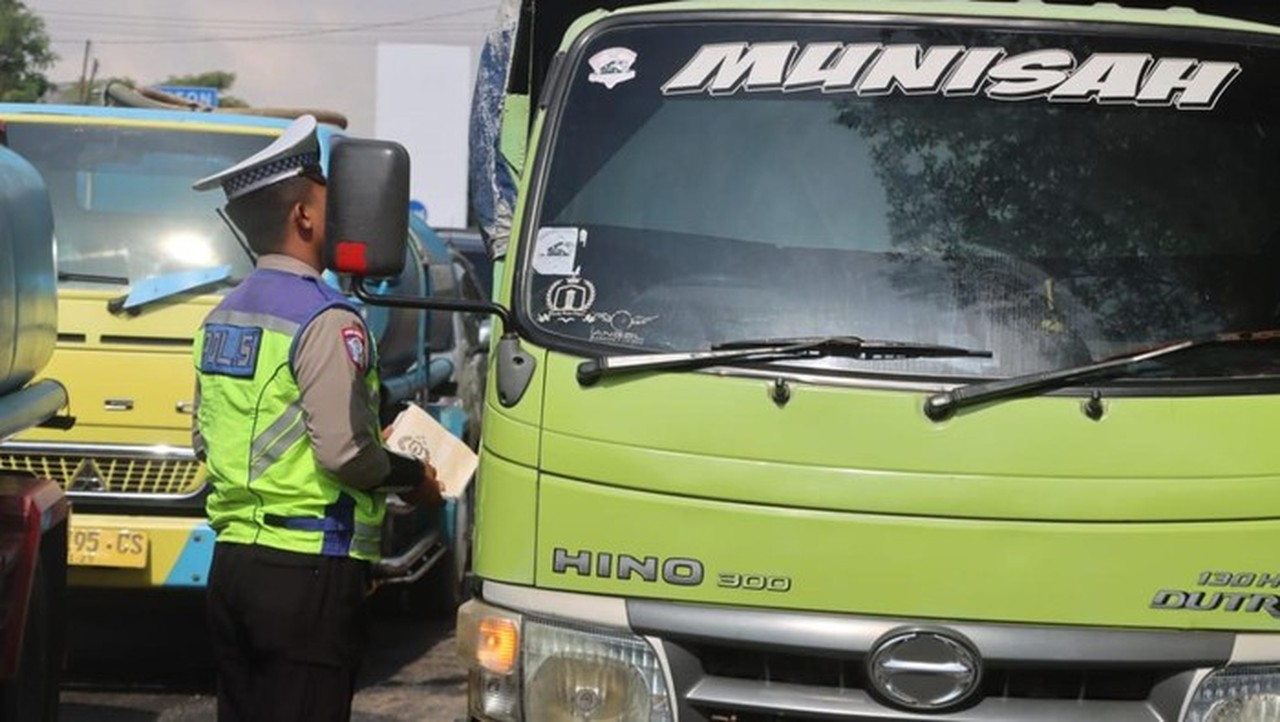 Polresta Serang Tindak Truk ODOL dan Pengendara Tak Berhelm dalam Operasi Keselamatan Maung
