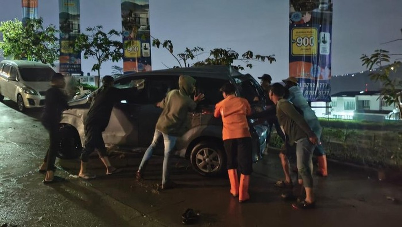 BNPB Ungkap Penyebab Banjir Bandang Bogor: Hujan Intens, Batu dan Mobil Terseret Arus