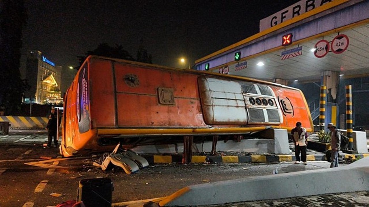 Bus Pariwisata Terguling di GT Waru Surabaya, 16 Penumpang Luka-Luka