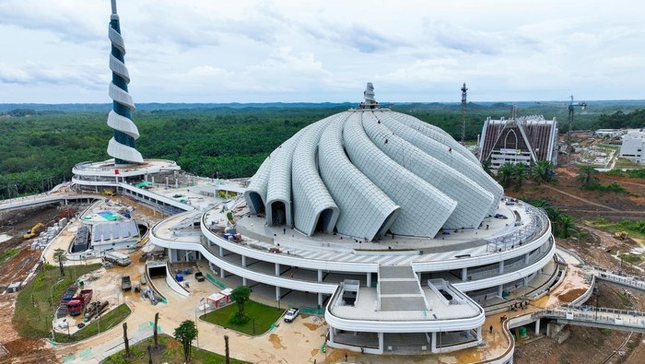 Tampak Dekat Masjid Negara Di Ikn. (foto: Tim Humas Otorita Ikn 2025)