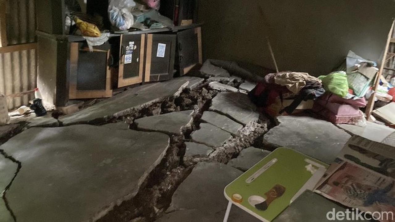 Foto: Salah Satu Warga Terdampak Tanah Gerak, Sri Darningsih (58) Di Kelurahan Jangli, Kecamatan Tembalang, Kota Semarang, Rabu (11/2/2026). (arina Zulfa Ul Haq/detikjateng)