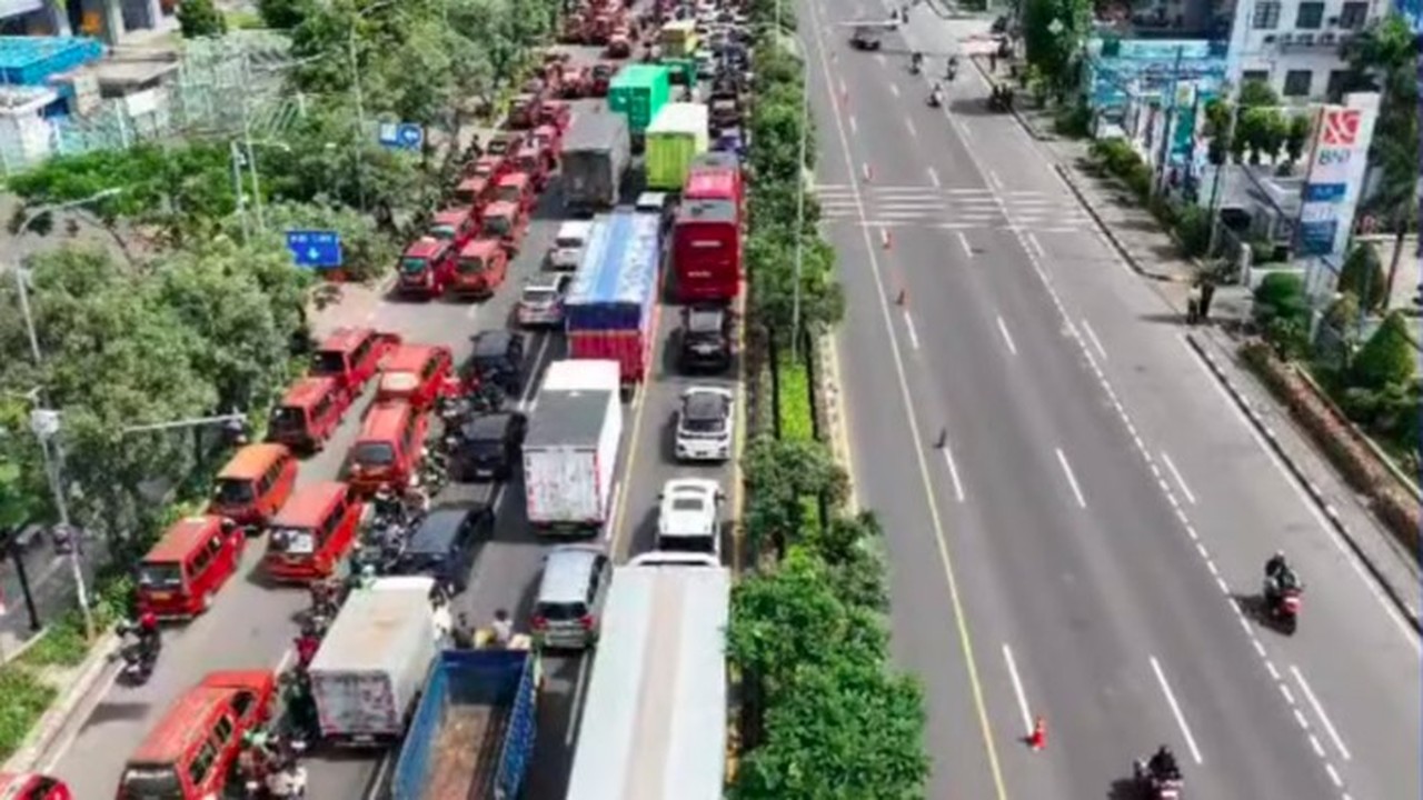 Sopir Angkot Demo Tutup Jalan Jenderal Ahmad Yani, Bekasi Macet Parah