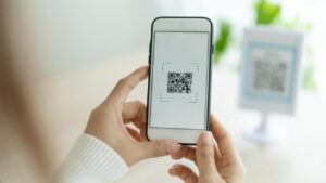 Viral! Pria Tempel Barcode Judi Online di Warkop Jaksel, Polisi Langsung Turun Tangan