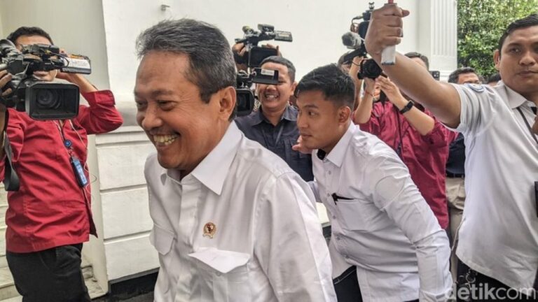Menteri Trenggono Senyum Saat Ditanya Isu Baikan dengan Menkeu Purbaya Usai Ribut Anggaran Kapal
