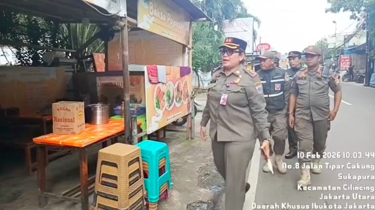 Kedai Bakso Di Cilincing, Jakut Ramai Disorot Karena Dianggap Menyerobot Trotoar. Satpol Pp Cilincing Menyampaikan Hasil Mengecek Lokasi Kedai Bakso Tersebut. (dok Satpol Pp Cilincing)